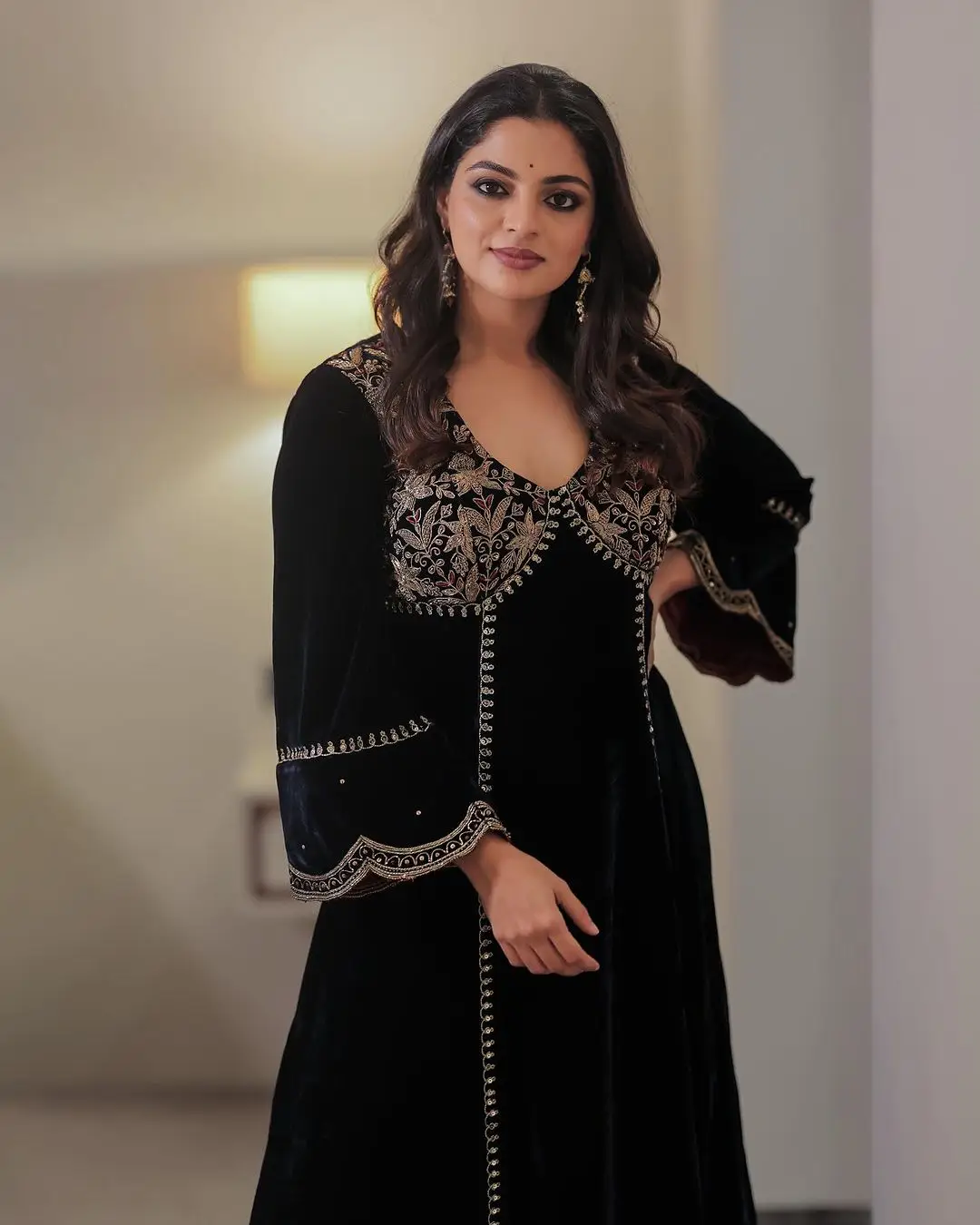 ACTRESS NIKHILA VIMAL IN SOUTH INDIAN TRADITIONAL BLACK SAREE